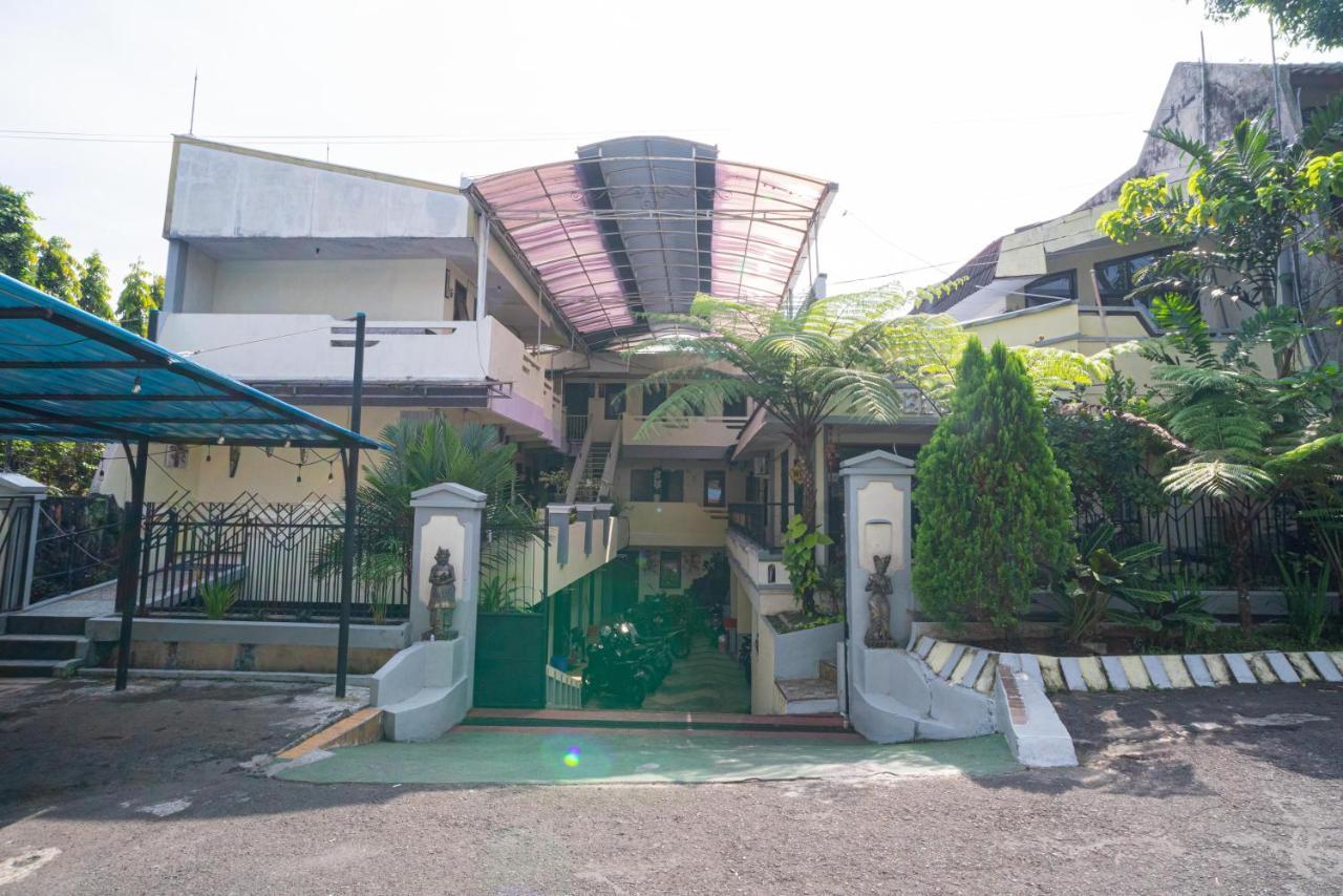 Reddoorz Near Cyber Mall Malang Exterior photo