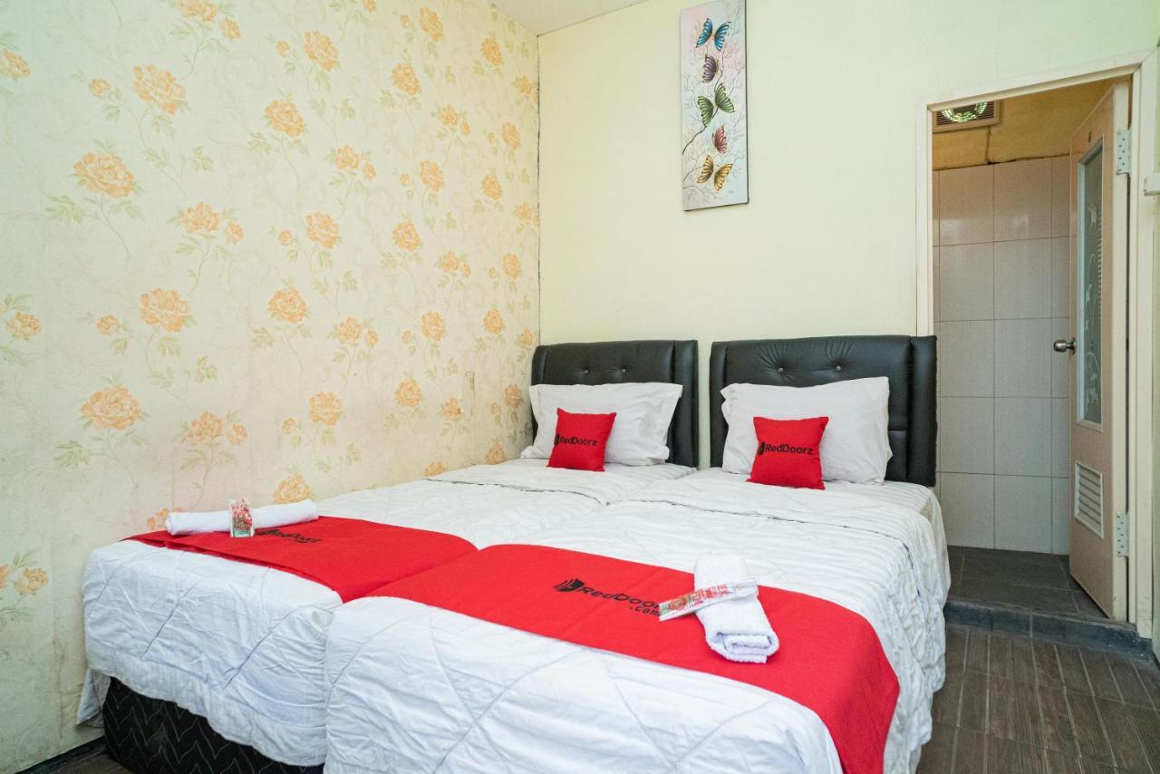 Reddoorz Near Cyber Mall Malang Exterior photo